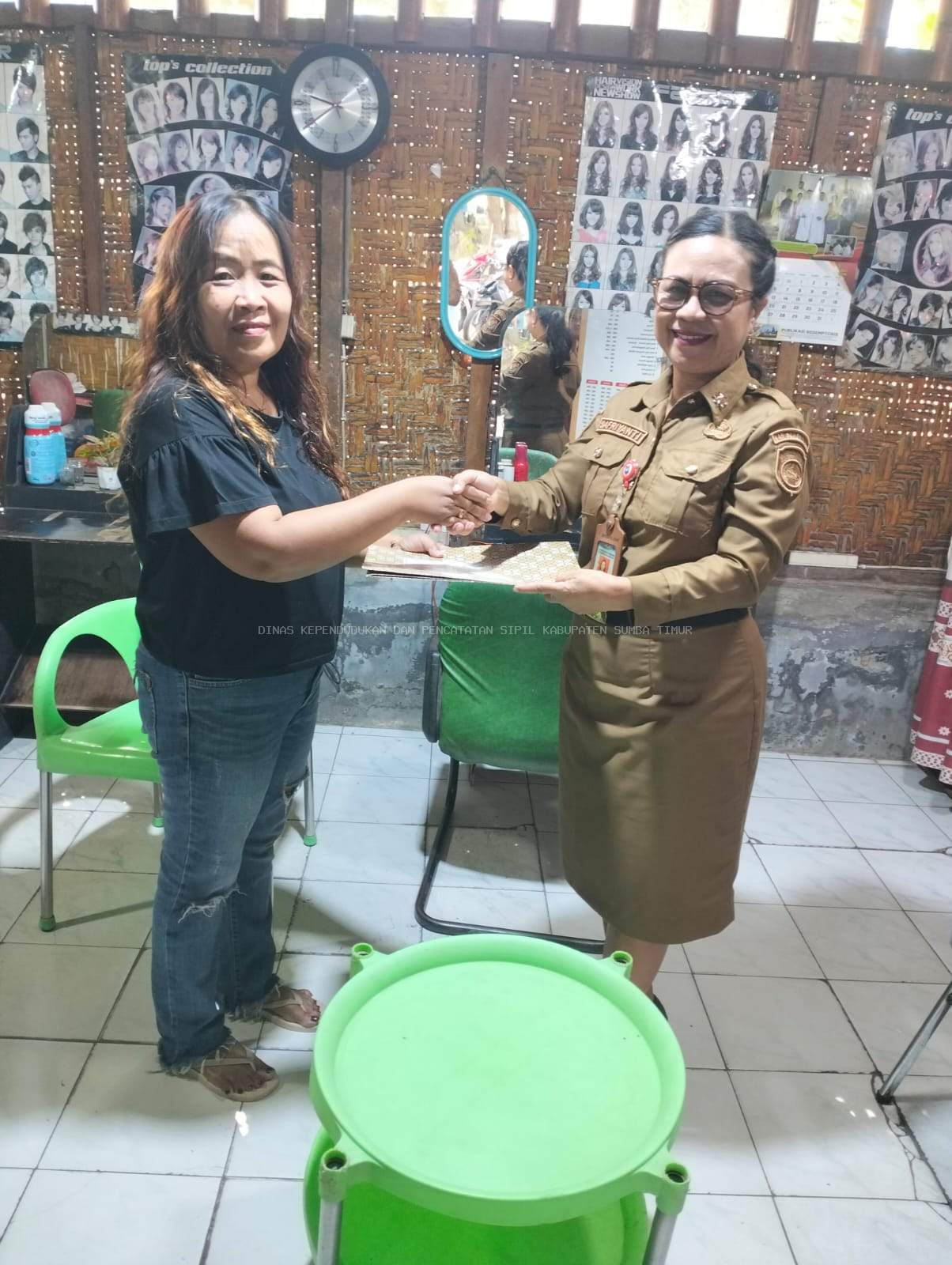Perpanjangan Perjanjian Kerja Sama Pemanfaatan Kartu Identitas Anak (KIA) antara Disdukcapil Kabupaten Sumba Timur dan Apri's Salon