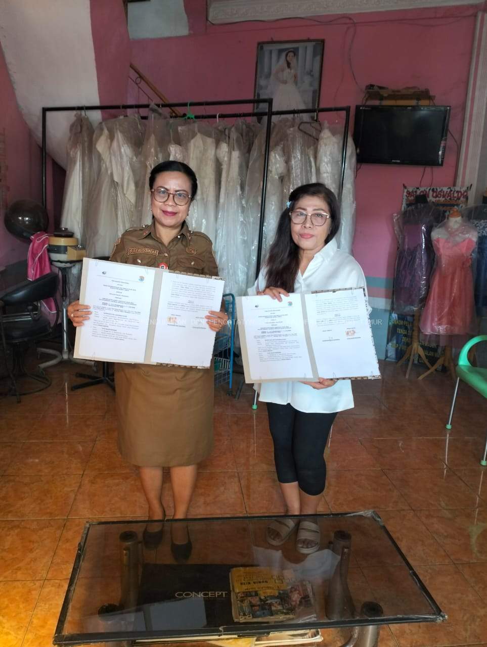 Perpanjangan Perjanjian Kerja Sama Pemanfaatan Kartu Identitas Anak (KIA) antara Disdukcapil Kabupaten Sumba Timur dan Osvaldo Salon